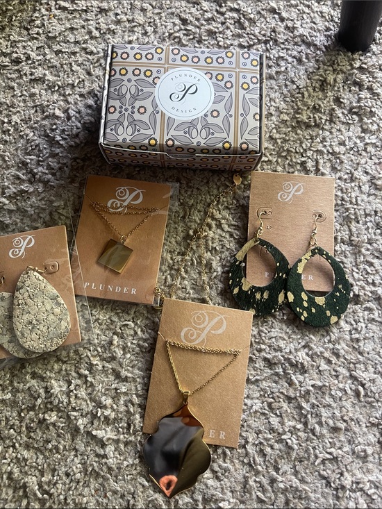 Plunder Jewelry - 4pc. Plunder lot of jewlery